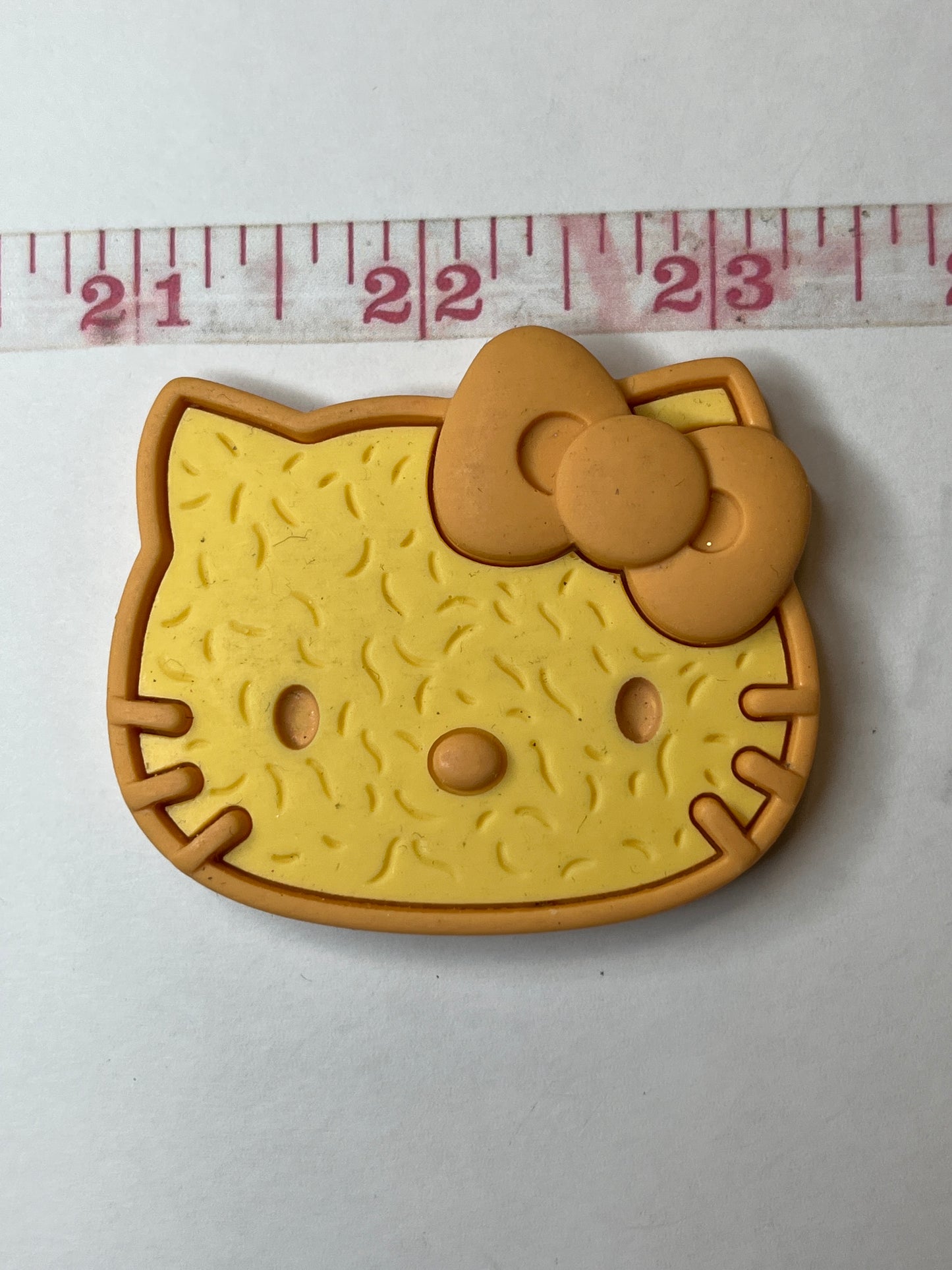 Big yellow caramel flatback, Charm